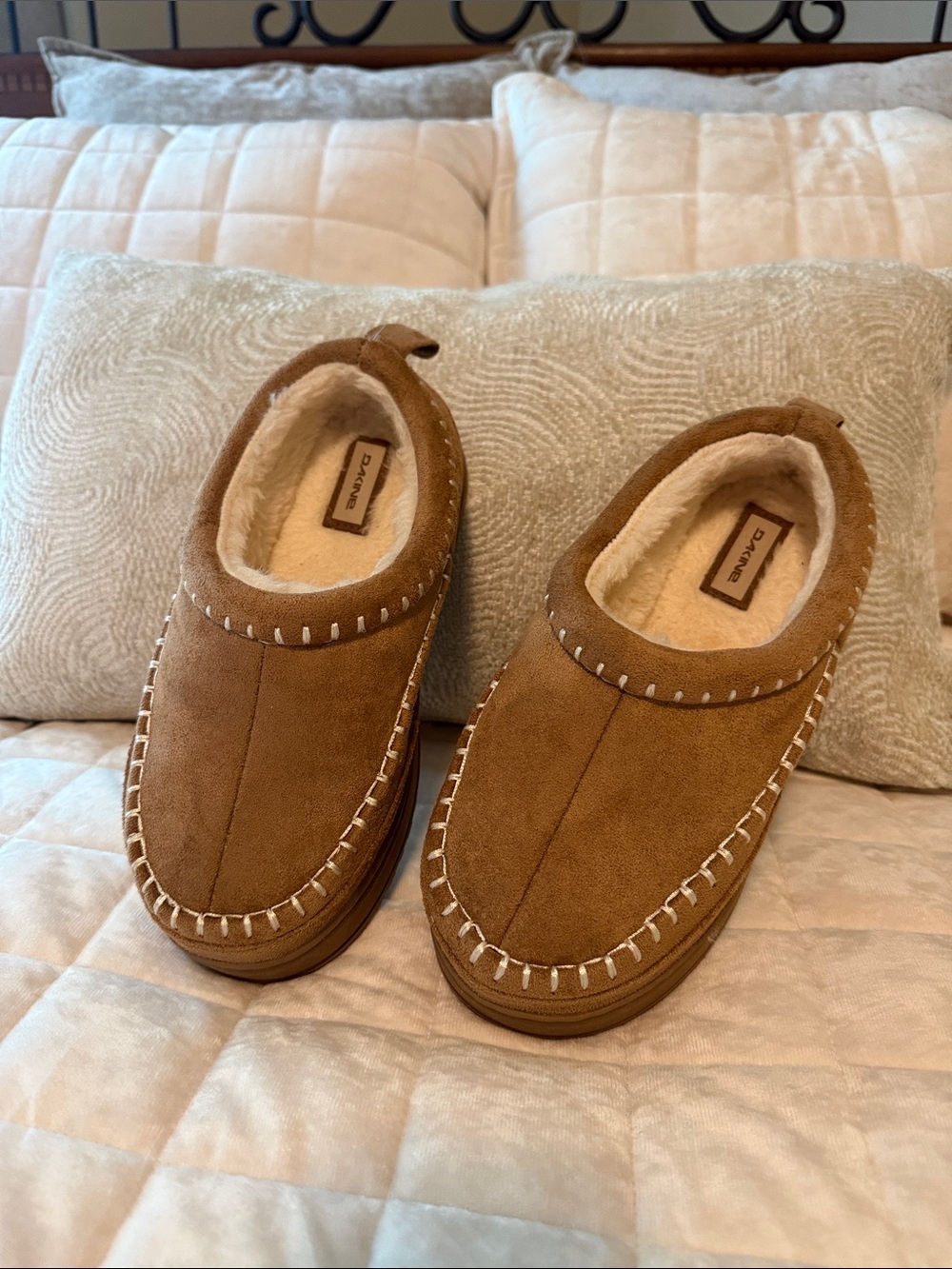 Dakine Men’s Chestnut Brown Plush-Lined Slip-On Moccasins Size Small 5-6 NWOT
